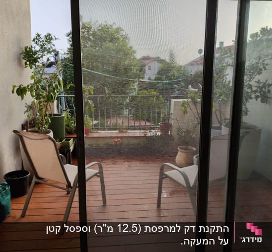 מרפסת עם דק עץ וצמחייה בעציצים